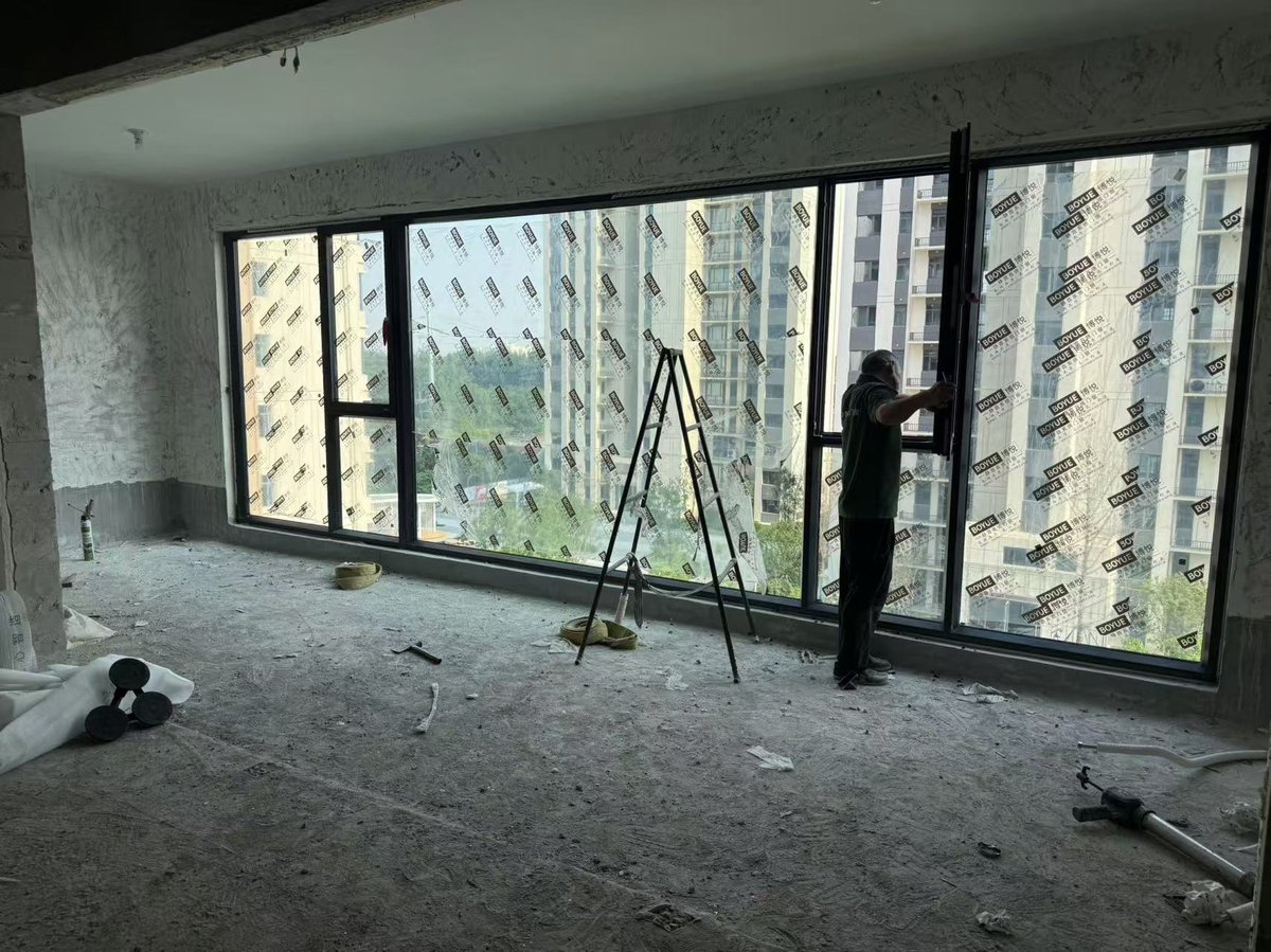 菏泽市区住宅大落地窗安装现场，博悦系统门窗施工